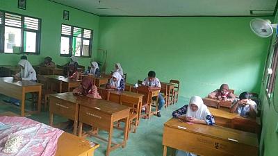 PSAS, Siswa Mengerjakan Soal Pakai Smartphone?