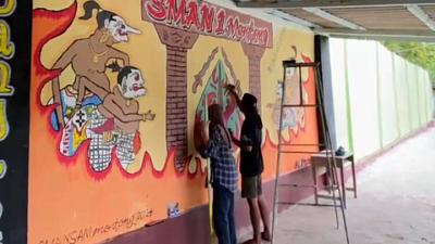 Siswa SMAN 1 Montong Mengukir Pesan Positif Melalui Mural