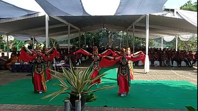 Tari Gandrung Mengiringi Prosesi Purna Wiyata Kelas XII